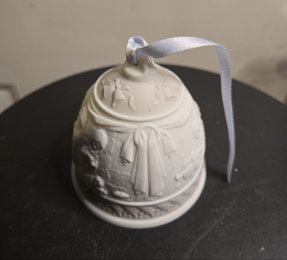 Lladro 1995 Merry Christmas White Crystal Bell in Box - Picture 9 of 12